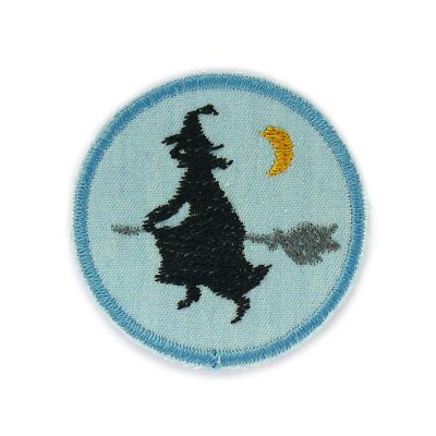 Hexe Patch zum aufbügeln, gestickte schwarze Hexe auf hellblauem Jeansstoff