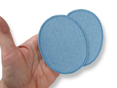 hellblaue ovale Jeansflicken zum aufbügeln auf einer Hand, 8 x 10 cm, einfarbige Bügelflicken für Kinder und Erwachsene, Jeanshosen Kinderhosen reparieren mit Flicken zum aufbügeln, Handmade von Piratenbande