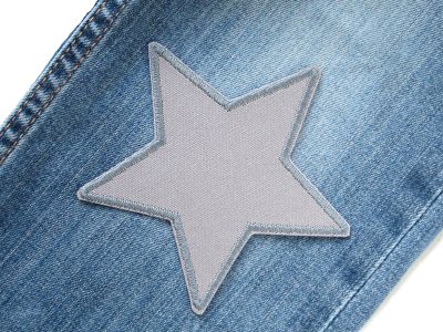 Grauer Canvas-Stern auf Jeanshose aufgebügelt, Baumwollcanvas 10 x 10 cm, Stern-Bügelflicken Hosenflicken Kinderhosen reparieren Piratenbande Berlin