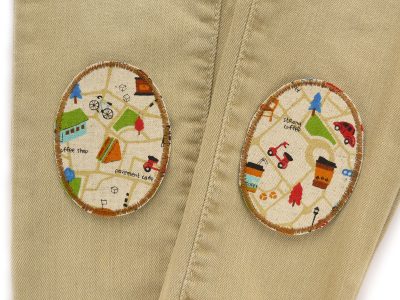 Stadtplan-Knieflicken auf Kinderhose aufgebügelt, heller Baumwollcanvas 6 x 8 cm mit buntem Citylife-Muster Straßen Parks Cafés, Bügelflicken Kinderhosen reparieren Piratenbande Berlin