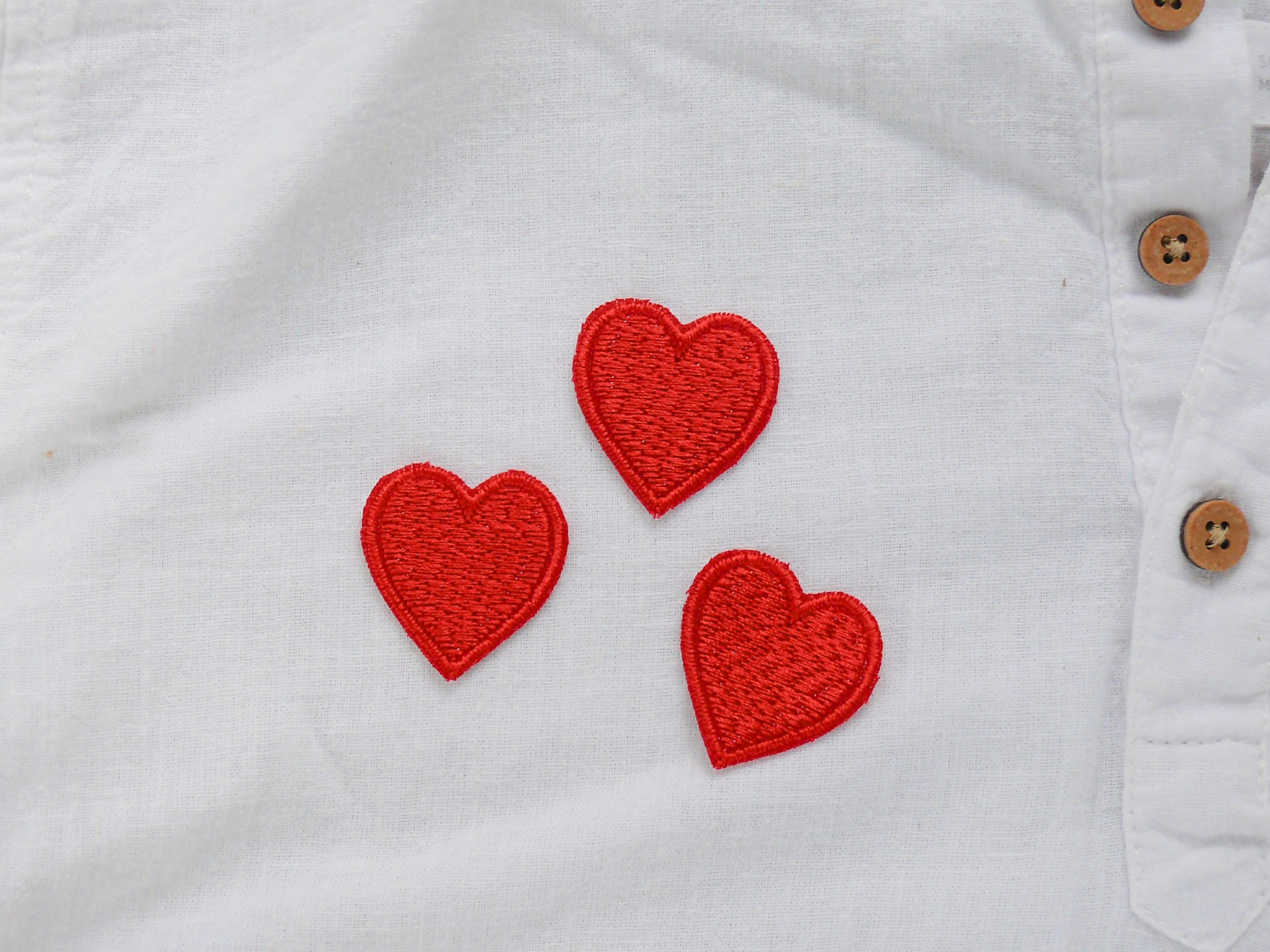 Kleine Herz Patches rot 3 x 3 cm aus rotem Baumwollstoff auf Shirt aufgebügelt, gesticktes Herz Mini-Aufnäher handmade Berlin Piratenbande