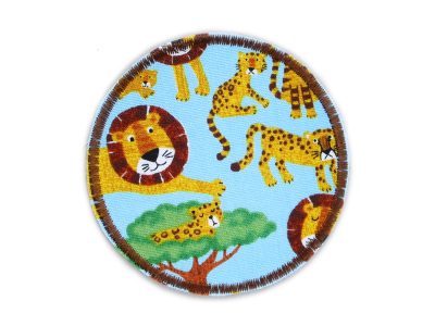 Löwe und Tiger Hosenflicken aus hellblauem Baumwollstoff mit buntem Safari-Allover-Muster, Ø 8 cm, runder Bügelflicken für Kinderhosen zum Aufbügeln handmade Berlin