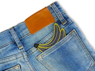 Banane Patch Bügelbild dunkelblau 7,5 x 6 cm auf Kinderhose, gestickte gelbe Banane auf Jeans, Bügelflicken handmade Berlin