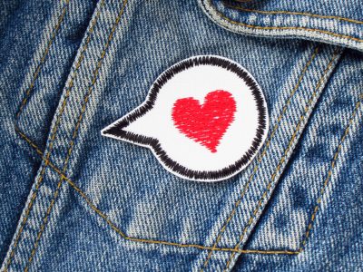 Sprechblasen-Bügelpatch mit rotem Herz auf Jeansjacke aufgebügelt, 5 x 4 cm, weißer Baumwoll-Aufnäher, Statement-Patch, handmade in Berlin