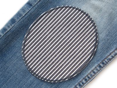 Grau gestreifte Jeansflicken aus Oshkosh Jeansstoffauf eine Jeanshose aufgebügelt, 10 x 12 cm, Knieflicken Hosenflicken für Kinder und Erwachsene handmade Berlin Piratenbande