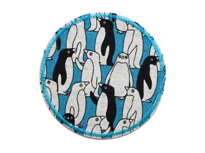 Pinguin Hosenflicken aus petrolfarbenem Baumwollcanvas mit kleinen Pinguinen Allover-Muster, Ø 8 cm, runder Bügelflicken für Kinderhosen handmade Berlin