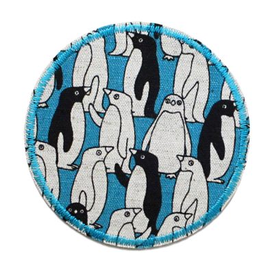 Pinguin Hosenflicken aus petrolfarbenem Baumwollcanvas mit kleinen Pinguinen Allover-Muster, Ø 8 cm, runder Bügelflicken für Kinderhosen handmade Berlin