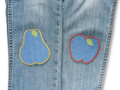 Apfel und Birne Jeansflicken auf Kinderhose oder Jeans aufgebügelt, mittelblauer Jeansstoff mit gesticktem Apfel und Birne, Knieflicken handmade Berlin Piratenbande