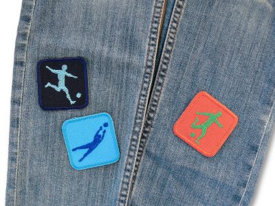 Set mit 3 Fußballer patches zum aufbügeln aus Canvas auf einer Jeanshose – 3 Fußballspieler Patches Canvas 5,5 x 5,5 cm auf Jeanshose aufgebügelt, Kinderhosen reparieren handmade Berlin Piratenbande