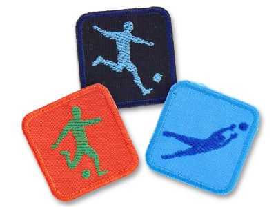 Drei gestickte Fußballspieler-Patches aus Baumwollcanvas in dunkelblau, hellblau und orange, je 5,5 x 5,5 cm, zum Aufbügeln auf Kinderhosen und Jacken, handmade Berlin