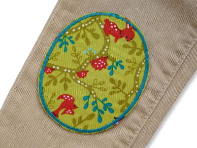 Waldtier-Bügelflicken auf Kinderhose aufgebügelt, heller Baumwollcanvas 8 x 10 cm mit buntem Fuchs-Igel-Hase-Muster, Knieflicken Kinderhosen reparieren Piratenbande Berlin