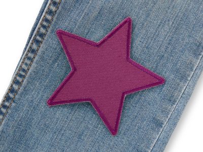 Stern Bügelflicken lila auf einer blauen Jeanshose aufgebügelt, brombeerfarbener Canvas 10 x 10 cm, Hosenflicken Kinderhosen reparieren Piratenbande Berlin