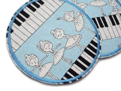 Nahaufnahme Ballerina Bügelflicken, hellblauer Baumwollcanvas Ø 8 cm mit weiß gezeichneten Tänzerinnen auf Klaviertasten, Knieflicken handmade Berlin