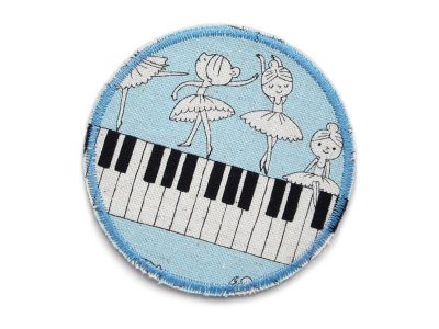 Ballerina Hosenflicken mit kleinen Tänzerinnen und Klaviertasten zum aufbügeln in hellblau – Ballerina Knieflicken Ø 8 cm hellblauer Baumwollcanvas mit weißen Tänzerinnen und Klaviertasten, Kinderhosen reparieren handmade Berlin