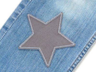 Grauer Stern-Cordflicken auf Hose aufgebügelt, Baumwollcord 10 x 10 cm, Cord-Bügelflicken Hosenflicken für Kinderhosen reparieren Piratenbande Berlin