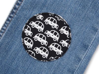 Schwarzer Oldtimer Hosenflicken Ø 7 cm auf Kinderhose aufgebügelt, Baumwollcanvas mit hellen Autos, Auto-Bügelflicken handmade Berlin Piratenbande