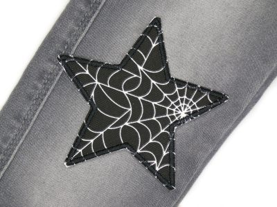 Spinnweben-Stern-Bügelflicken auf Jeanshose aufgebügelt, schwarzer Baumwollstoff 10 x 10 cm mit weißem Spinnweben, Hosenflicken Kinderhosen reparieren Piratenbande Berlin