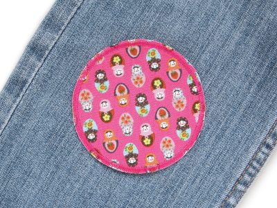 Matroschka Bügelflicken pink Ø 7 cm auf Jeanshose aufgebügelt, Baumwollcanvas mit bunten Matroschka-Puppen, Aufnäher handmade Berlin Piratenbande