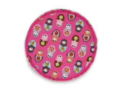 runder Bügelflicken mit kleinen Matroschkas, Matroschka Flicken zum aufbügeln pink – Matroschka Hosenflicken Ø 7 cm pinkfarbener Baumwollcanvas mit Mini-Puppen, Märchen-Bügelflicken handmade Berlin