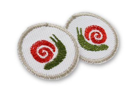 Nahaufnahme Schnecke Mini Patch Ø 4 cm, weißer Jeansstoff mit gestickter Schnecke rotes Häuschen grüner Körper, Mini-Bügelflicken handmade Berlin Piratenbande