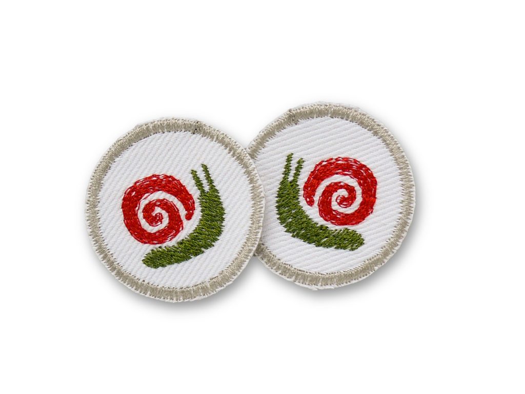 2 Schnecke Mini Patches Ø 4 cm aus weißem Jeansstoff mit gestickter rot-grüner Schnecke, Schnecken-Bügelflicken handmade Berlin