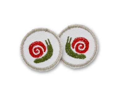 2 Schnecke Mini Patches Ø 4 cm aus weißem Jeansstoff mit gestickter rot-grüner Schnecke, Schnecken-Bügelflicken handmade Berlin