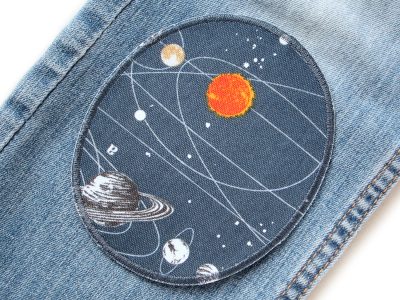 XL Weltall-Knieflicken auf Kinderhose aufgebügelt, dunkelgrauer Baumwollcanvas 10 x 12 cm mit Planeten und Sternen Weltall-Allover, Hosenflicken Kinderhosen reparieren Piratenbande Berlin