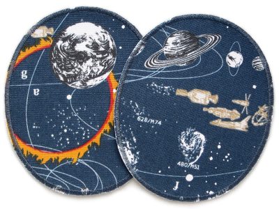 2 XL Weltall-Knieflicken aus dunkelgrauem Baumwollcanvas mit Planeten Sonnen Satelliten Sternen und Planetenbahnen, jeweils 10 x 12 cm, XL Bügelflicken für Kinderhosen Unikat handmade Berlin