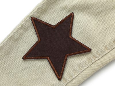 Dunkelbrauner Stern-Cordflicken auf Kinderhose aufgebügelt, Baumwollcord 10 x 10 cm, Cord-Bügelflicken Hosenflicken für Kinderhosen reparieren Piratenbande Berlin