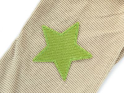 Hellgrüner Stern-Cordflicken auf Cordhose aufgebügelt, Baumwollcord 10 x 10 cm, Cord-Bügelflicken Hosenflicken Kinderhosen reparieren Piratenbande Berlin