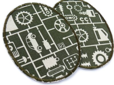 Nahaufnahme von Bügelflicken in oliv mit Werkstatt-Motiv – olivgrüner Canvas 8 x 10 cm mit Autos und Werkzeug, Knieflicken Hosenflicken handmade Berlin Piratenbande