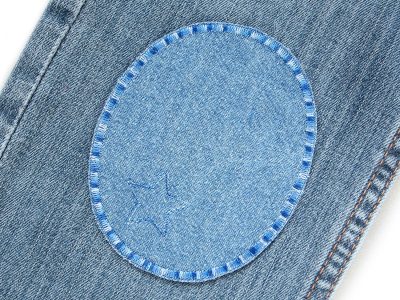 Mittelblaue Knieflicken mit Sternchen auf Kinderhose aufgebügelt, 8 x 10 cm Jeansstoff mit Farbverlauf-Stern, Hosenflicken Kinderhosen reparieren Piratenbande Berlin