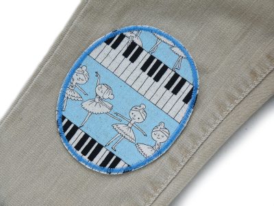 Ballerina-Knieflicken auf Kinderhose aufgebügelt, hellblauer Baumwollcanvas 8 x 10 cm mit tanzenden Ballerinas auf Klaviertasten, Bügelflicken Kinderhosen reparieren Piratenbande Berlin