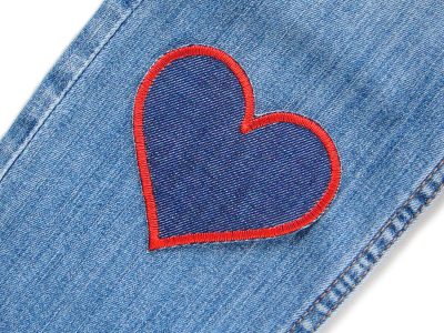 Herz Flicken aus blauem Jeansstoff mit roter Garnumrandung auf eine Jeanshose gebügelt – Herz Jeansflicken rot 8,5 x 8 cm als Knieflicken auf Jeanshose, Hosenflicken handmade Berlin Piratenbande