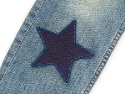 Dunkelblauer Canvas-Stern auf Jeanshose aufgebügelt, Baumwollcanvas 10 x 10 cm, Stern-Hosenflicken Kinderhosen reparieren Piratenbande Berlin
