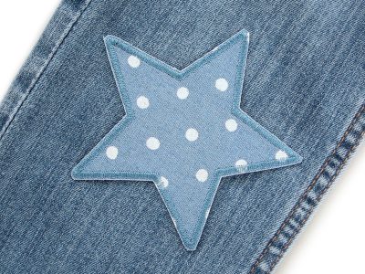 Jeansgrauer Pünktchen-Stern auf Jeanshose aufgebügelt, Baumwollcanvas 10 x 10 cm mit hellen Punkten Allover, Bügelflicken Hosenflicken Kinderhosen reparieren Piratenbande Berlin