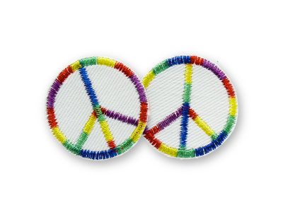 2 Peace Mini-Patches aus weißem Jeansstoff mit gesticktem Peace-Zeichen in Regenbogen-Farbverlauf, jeweils Ø 4 cm, Aufnäher 2er Set Unikat handmade Berlin