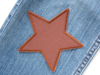 Brauner Canvas-Stern auf Cordhose oder Jeanshose aufgebügelt, Baumwollcanvas 10 x 10 cm, Stern-Hosenflicken Aufnäher Kinderhosen reparieren Piratenbande Berlin