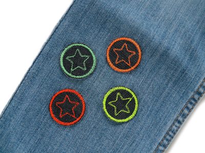 Neon-Stern Mini-Jeansflicken Ø 3 cm auf Jeans aufgebügelt, schwarzer Jeansstoff mit gesticktem Neon-Stern in 4 Farben, Mini-Bügelflicken handmade Berlin Piratenbande