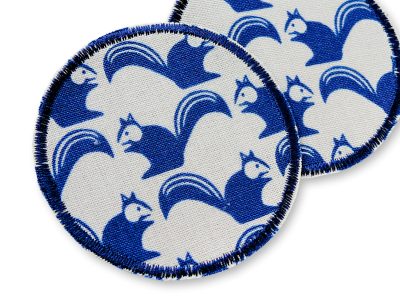 Nahaufnahme runder Eichhörnchen-Hosenflicken aus hellem Baumwollcanvas, Ø 7 cm, blaues Eichhörnchen-Allover-Muster, Knieflicken handmade Berlin Piratenbande
