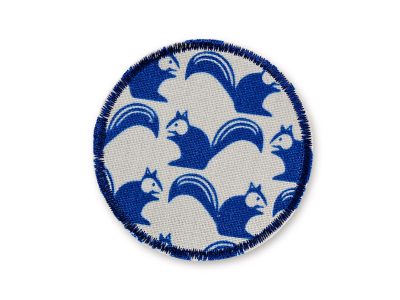 Eichhörnchen Hosenflicken aus hellem Baumwollcanvas mit blauem Eichhörnchen-Allover-Muster, Ø 7 cm, runder Bügelflicken für Kinderhosen zum Aufbügeln handmade Berlin