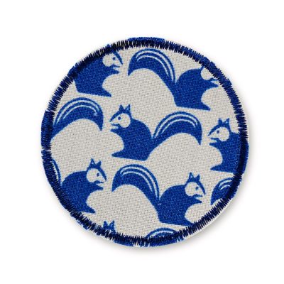 Eichhörnchen Hosenflicken aus hellem Baumwollcanvas mit blauem Eichhörnchen-Allover-Muster, Ø 7 cm, runder Bügelflicken für Kinderhosen zum Aufbügeln handmade Berlin