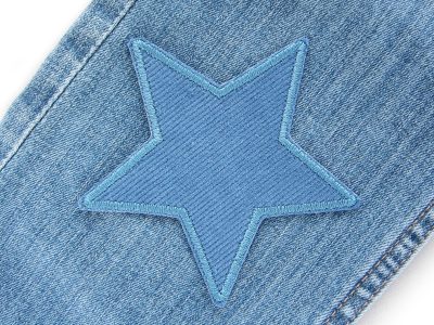 Jeansblaues Stern-Cordflicken auf Jeanshose aufgebügelt, Baumwollcord 10 x 10 cm, Cord-Bügelflicken Hosenflicken Kinderhosen reparieren Piratenbande Berlin