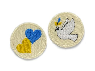 Ukraine Solidarität Aufnäher - 2 gestickte Patches aus hellem Jeansstoff mit Friedenstaube und Herzen in Blau & Gelb Größe: jeweils 4,5 cm im Durchmesser, handmade in Berlin