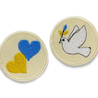 Ukraine Solidarität Aufnäher - 2 gestickte Patches aus hellem Jeansstoff mit Friedenstaube und Herzen in Blau & Gelb Größe: jeweils 4,5 cm im Durchmesser, handmade in Berlin