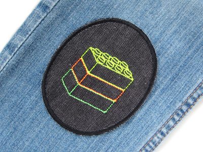 Neon-Baustein-Knieflicken auf Kinderhose aufgebügelt, schwarzer Jeansstoff 8 x 10 cm mit gestickten Bausteinen in Neonfarben, Bügelflicken Kinderhosen reparieren Piratenbande Berlin