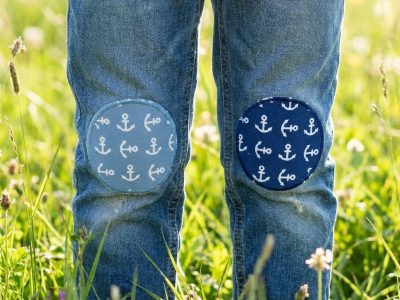 runde Hosenflicken zum aufbügeln mit kleinen Ankern auf einer Kinderhose, handmade in Berlin, Anker Bügelflicken Ø 8 cm Baumwollcanvas mit weißem Anker-Allover auf Kinderhose, handmade Berlin Piratenbande
