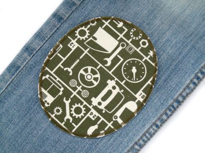 2 ovale Knieflicken Werkstatt olivgrün in zwei Größen aus robustem Baumwollstoff zum Aufbügeln für Kinderhosen und Jeans – Werkstatt-Bügelflicken 8 x 10 cm oder 10 x 12 cm mit Autos und Werkzeug handmade Berlin