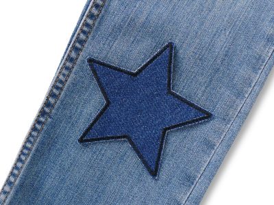 Dunkelblauer Stern-Jeansflicken mit schwarzer Umrandung auf Jeanshose aufgebügelt, 10 x 10 cm, Hosenflicken Kinderhosen reparieren handmade Berlin Piratenbande