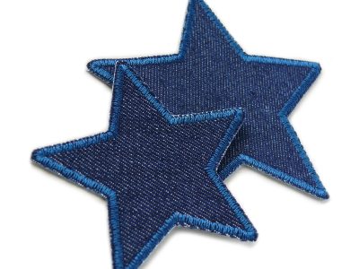 Nahaufnahme Stern Jeansflicken blau, dunkelblauer Jeansstoff mit blauer Umrandung, 7,5 cm und 10 cm, Stern-Bügelflicken Aufnäher handmade Berlin Piratenbande